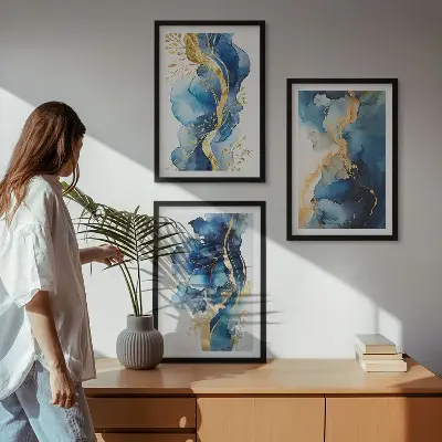 Gerahmtes Bilderset mit blauen abstrakten Mustern