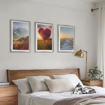 Gerahmtes Bilderset mit Motiven von Landschaften, Bergen, Bäumen und einem Herzsteg