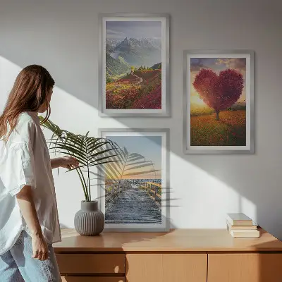 Gerahmtes Bilderset mit Motiven von Landschaften, Bergen, Bäumen und einem Herzsteg