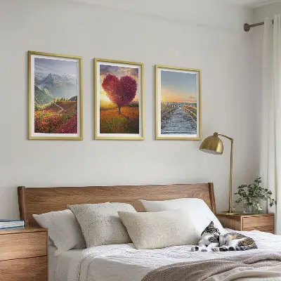 Gerahmtes Bilderset mit Motiven von Landschaften, Bergen, Bäumen und einem Herzsteg