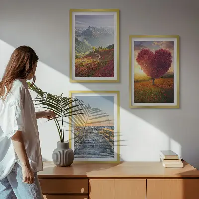 Gerahmtes Bilderset mit Motiven von Landschaften, Bergen, Bäumen und einem Herzsteg