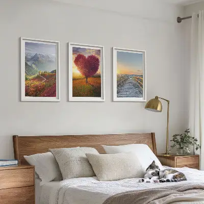Gerahmtes Bilderset mit Motiven von Landschaften, Bergen, Bäumen und einem Herzsteg