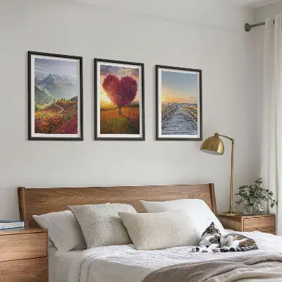 Gerahmtes Bilderset mit Motiven von Landschaften, Bergen, Bäumen und einem Herzsteg