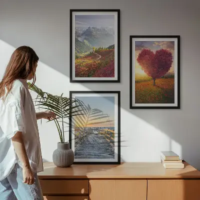 Gerahmtes Bilderset mit Motiven von Landschaften, Bergen, Bäumen und einem Herzsteg