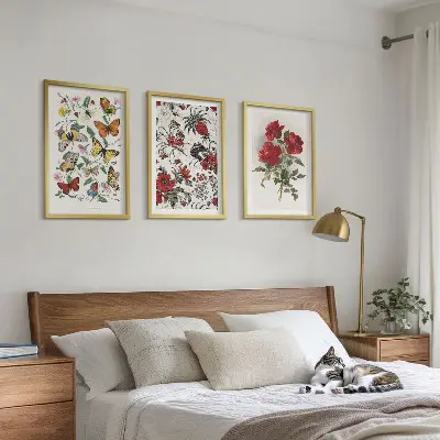 Gerahmtes Bilderset mit Schmetterlingen, Blumen und roten Rosen