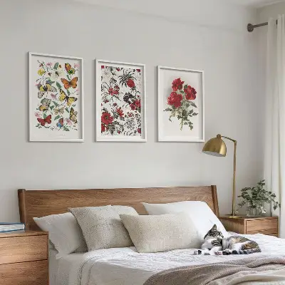 Gerahmtes Bilderset mit Schmetterlingen, Blumen und roten Rosen