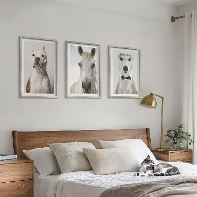 Gerahmtes Bilderset mit eleganten Porträts von Hunden und Pferden