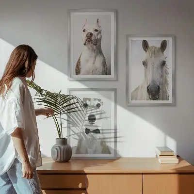 Gerahmtes Bilderset mit eleganten Porträts von Hunden und Pferden