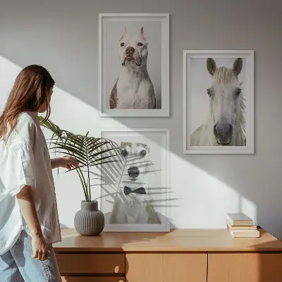 Gerahmtes Bilderset mit eleganten Porträts von Hunden und Pferden