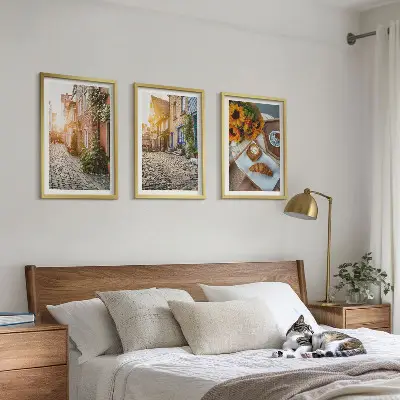 Gerahmtes Bilderset mit Straßenkaffee und Sonnenblumen Motiv