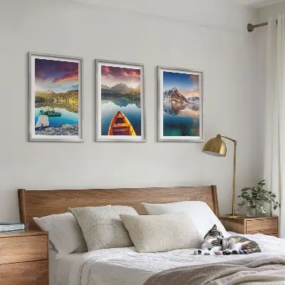 Gerahmtes Bilderset mit Motiven von Seen, Bergen und Booten für eine friedliche Stimmung
