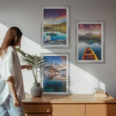 Gerahmtes Bilderset mit Motiven von Seen, Bergen und Booten für eine friedliche Stimmung