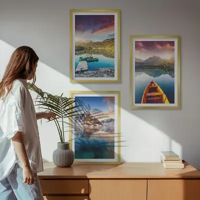 Gerahmtes Bilderset mit Motiven von Seen, Bergen und Booten für eine friedliche Stimmung