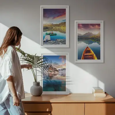 Gerahmtes Bilderset mit Motiven von Seen, Bergen und Booten für eine friedliche Stimmung