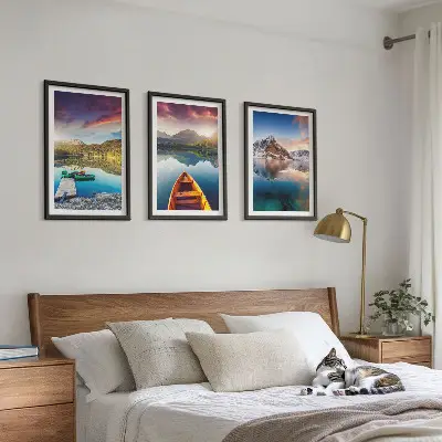 Gerahmtes Bilderset mit Motiven von Seen, Bergen und Booten für eine friedliche Stimmung