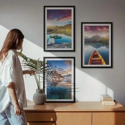 Gerahmtes Bilderset mit Motiven von Seen, Bergen und Booten für eine friedliche Stimmung