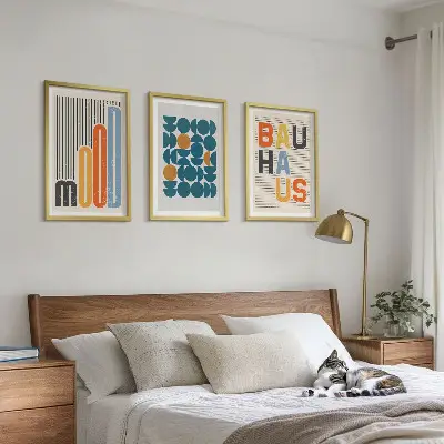 Gerahmtes Bilderset mit geometrischen Mustern im Bauhaus-Stil