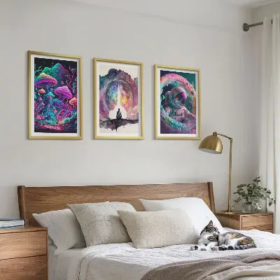 Gerahmtes Bilderset mit farbenfrohen Fantasy-Kunstillustrationen
