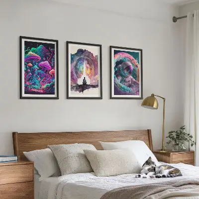 Gerahmtes Bilderset mit farbenfrohen Fantasy-Kunstillustrationen