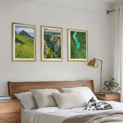 Grüne Berge und Flussfelsen 3er-Set Bilder mit Rahmen