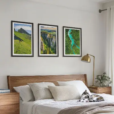Grüne Berge und Flussfelsen 3er-Set Bilder mit Rahmen