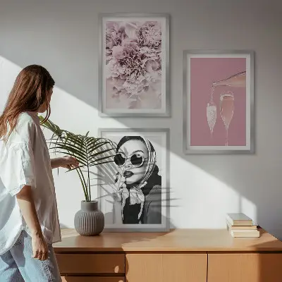 Gerahmtes Bilderset Rosenblüten mit einer eleganten Dame