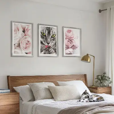 Gerahmtes Bilderset mit Motiv Katze in rosa Blumen