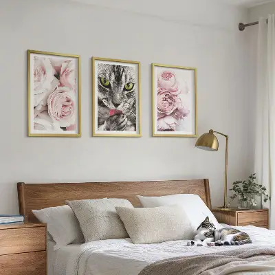 Gerahmtes Bilderset mit Motiv Katze in rosa Blumen