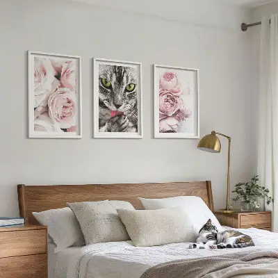 Gerahmtes Bilderset mit Motiv Katze in rosa Blumen