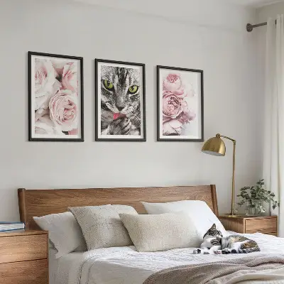Gerahmtes Bilderset mit Motiv Katze in rosa Blumen