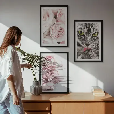 Gerahmtes Bilderset mit Motiv Katze in rosa Blumen