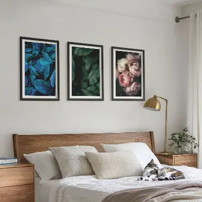 Gerahmtes Bilderset mit Motiven von Blättern und Blüten in verschiedenen Farben