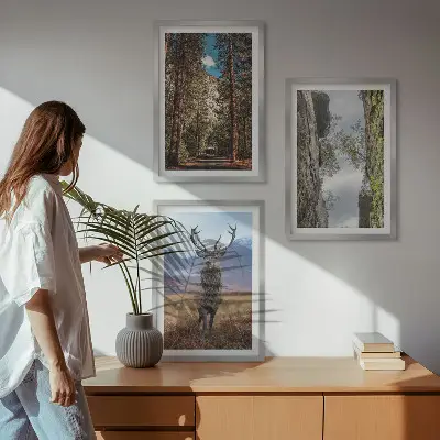 Gerahmtes Bilderset mit Motiven von Straße, Wald, Bergen und einem Hirsch in der Natur