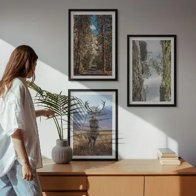 Gerahmtes Bilderset mit Motiven von Straße, Wald, Bergen und einem Hirsch in der Natur