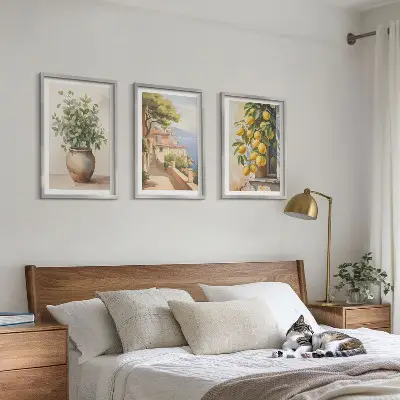 3er-Set Wandbilder mit Rahmen Motiv Blumen in einer Vase begleitet von einem Meer aus Zitronen