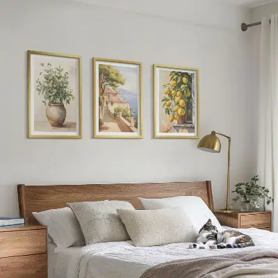 3er-Set Wandbilder mit Rahmen Motiv Blumen in einer Vase begleitet von einem Meer aus Zitronen