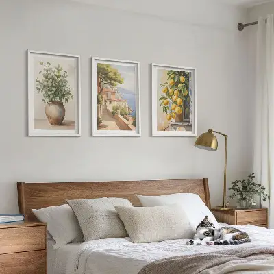 3er-Set Wandbilder mit Rahmen Motiv Blumen in einer Vase begleitet von einem Meer aus Zitronen