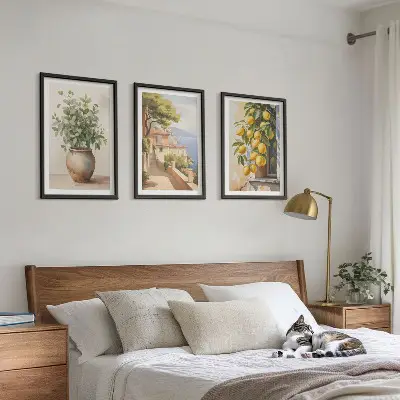 3er-Set Wandbilder mit Rahmen Motiv Blumen in einer Vase begleitet von einem Meer aus Zitronen