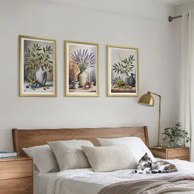 Gerahmtes Bilderset mit Olivenblüten in Vasen als Hintergrundmotiv