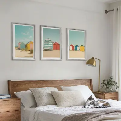 Gerahmtes Bilderset mit bunten Häusern, Strand und Sonne