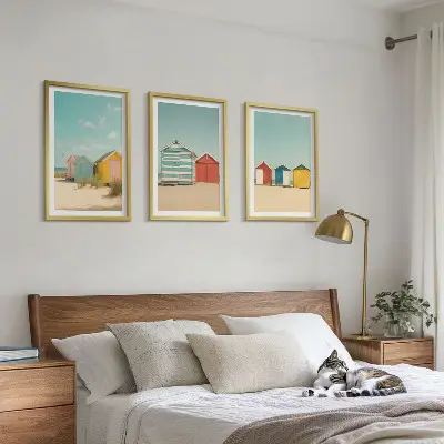Gerahmtes Bilderset mit bunten Häusern, Strand und Sonne