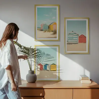 Gerahmtes Bilderset mit bunten Häusern, Strand und Sonne