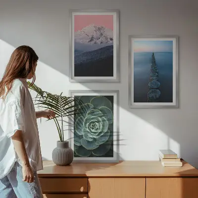 Gerahmtes Bilderset mit Motiven von Bergen, rosa Himmel, Wasser und Sukkulenten