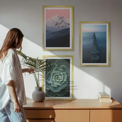 Gerahmtes Bilderset mit Motiven von Bergen, rosa Himmel, Wasser und Sukkulenten