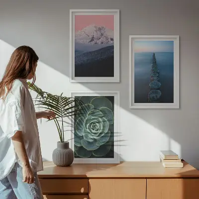 Gerahmtes Bilderset mit Motiven von Bergen, rosa Himmel, Wasser und Sukkulenten
