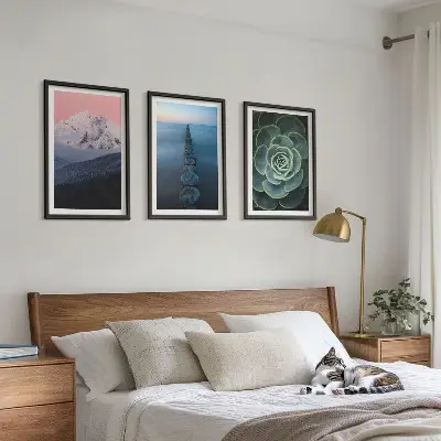 Gerahmtes Bilderset mit Motiven von Bergen, rosa Himmel, Wasser und Sukkulenten