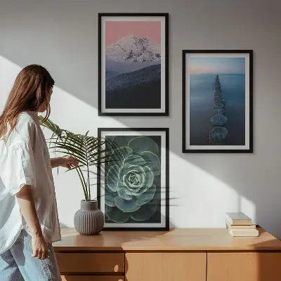 Gerahmtes Bilderset mit Motiven von Bergen, rosa Himmel, Wasser und Sukkulenten