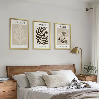 Gerahmtes Bilderset mit beige-braunem Pflanzenmuster