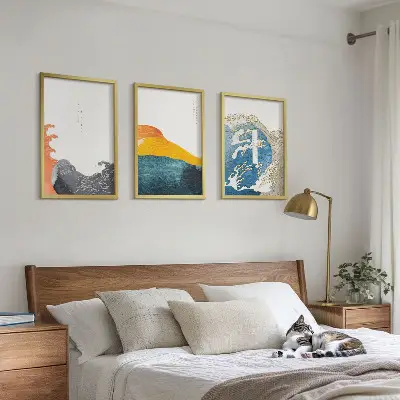 Gerahmtes Bilderset mit japanischen Wellenmotiven im Grafikstil