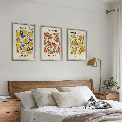Gerahmtes Bilderset mit Blumenmotiven in Städten